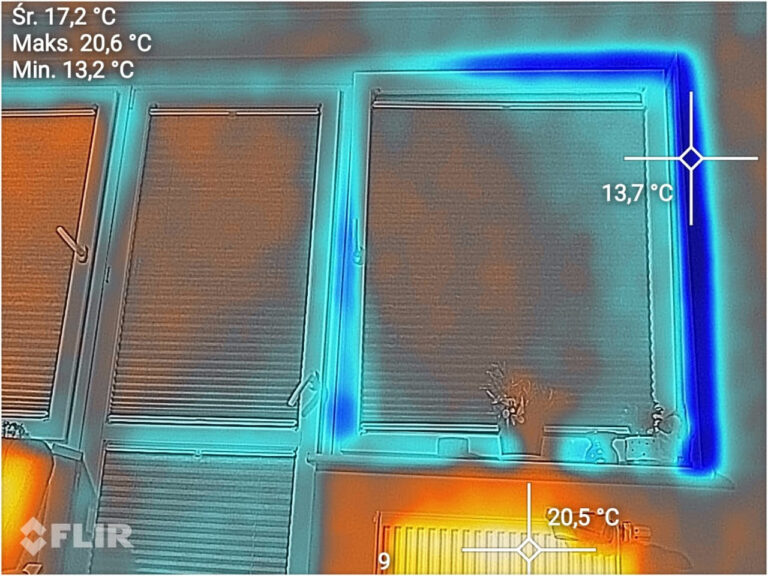 Zdjęcie termowizyjne okna balkonowego pokazujące utratę ciepła przez szybę